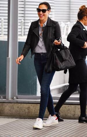 Gal-Gadot-Fashion-Diaries-Effortless-Street-Style