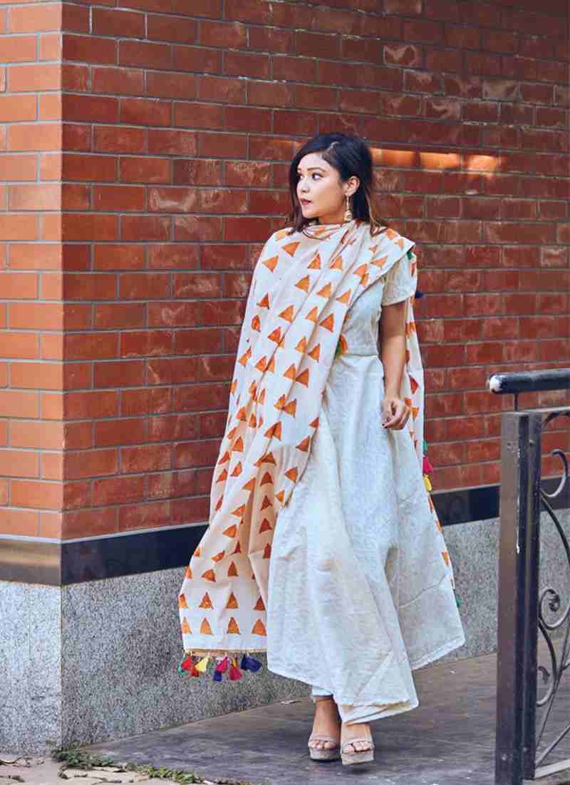 LIVA-Republic-Day-Office-Party-Trends-All-White-Kurta-With-A-Color-Pop